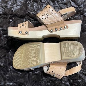 Earth tan leather sandals with cushioned insole. Real wooden base.